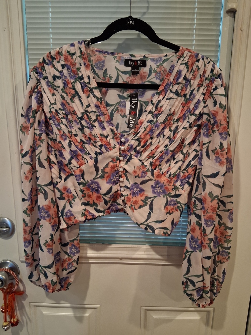 sku363 Ivy&Me Size L Cream Floral Pleated V-Neck Blouse